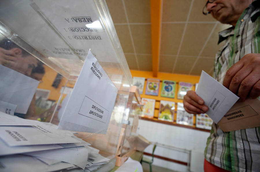 Urnas con papeletas en los colegios