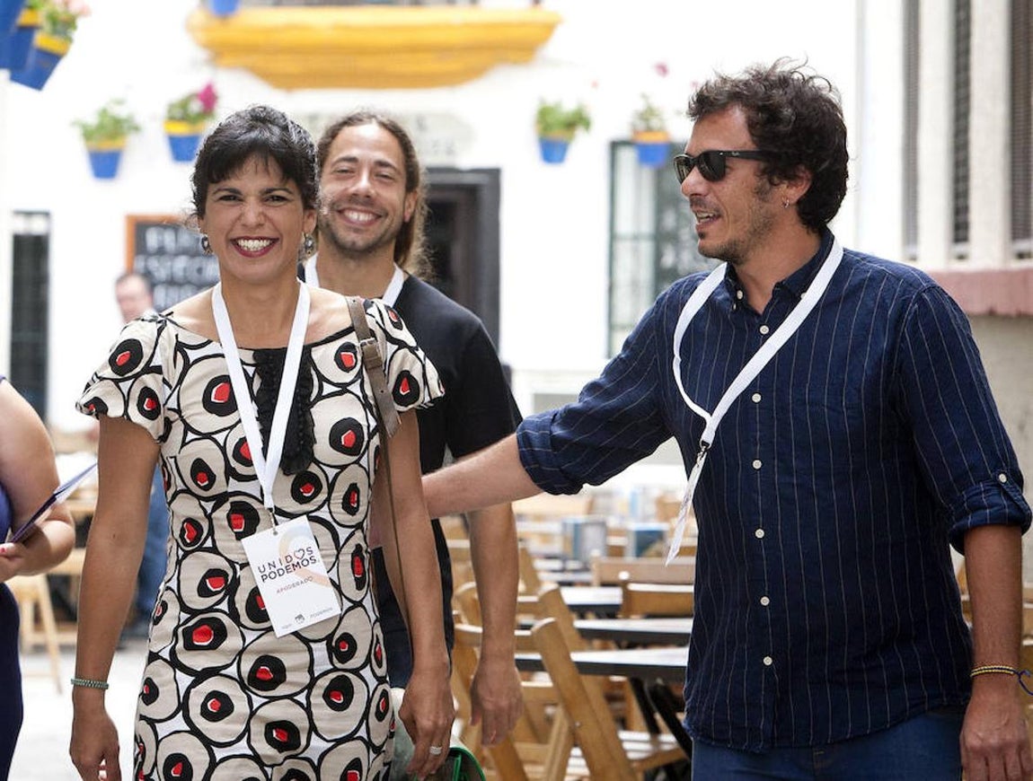 La secretaria general de Podemos en Andalucía, Teresa Rodríguez (i), junto a su pareja, el alcalde de Cádiz, José María González (d), a su llegada en colegio electoral de la capital gaditana donde hoy han ejercido su derecho al voto. 