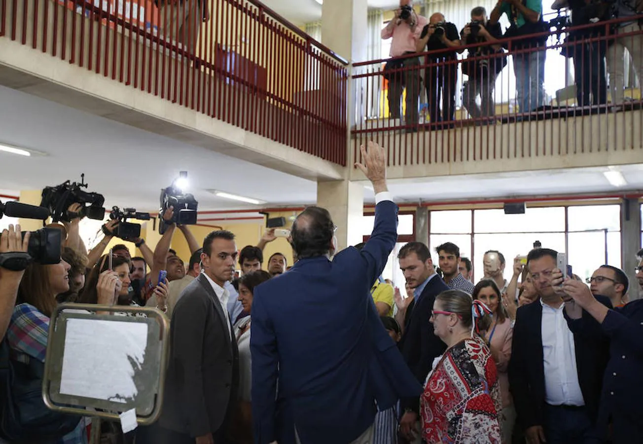 Rajoy saluda a los simpatizantes del PP que le han recibido entre gritos de: «¡Presidente, presidente!»