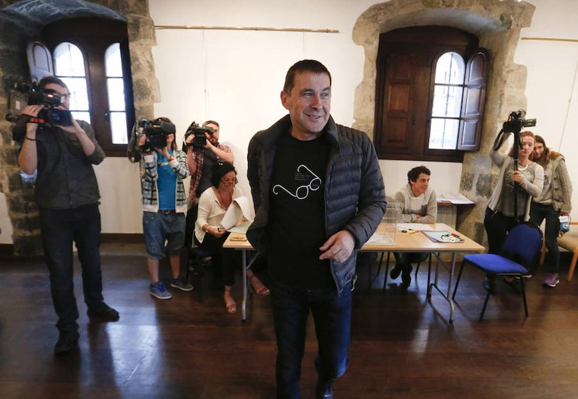 El líder de la izquierda abertzale, Arnaldo Otegui, tras votar para las elecciones generales en la Casa de Cultura de la localidad guipuzcoana de Elgoibar. 