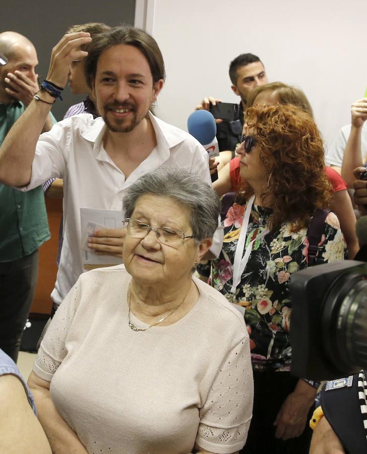 Pablo Iglesias en la cola de su mesa, momentos antes de votar