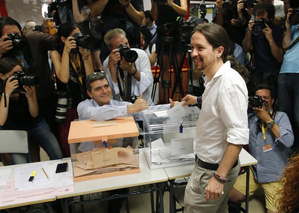 Pablo Iglesias introduce su voto en la urna. 