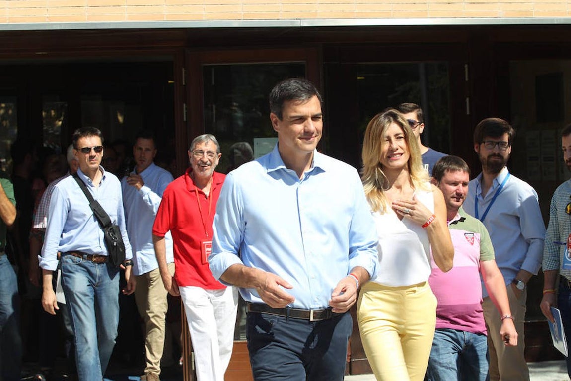 Pedro Sánchez acudió a votar junto a su mujer, Begoña Gómez, sobre las 11.10 horas en el centro cultural Volturno del municipio madrileño de Pozuelo de Alarcón. 