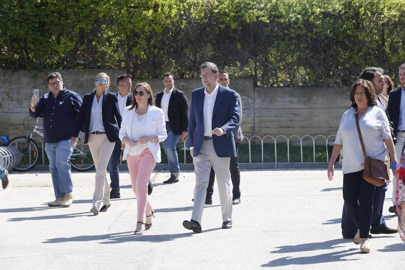 Rajoy ha acudido a depositar su voto al colegio Bernadette, en la madrileña localidad de Aravaca, alrededor de las 11.00 horas, y acompañado de su mujer, Elvira Fernández