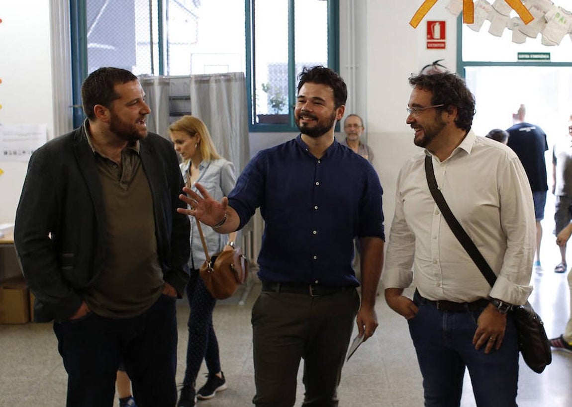 El cabeza de lista por Barcelona de ERC en las elecciones generales, Gabriel Rufián (c), acompañado por el alcalde de Sabadell, Juli Fernández (d), momentos antes de votar en un colegio electoral en Sabadell (Barcelona). Los colegios electorales han abierto sus puertas a las 09:00 horas para recoger el voto de los más de 36,5 millones de votantes que decidirán hoy en las elecciones generales el reparto de los 350 escaños del Congreso de los Diputados y los 208 del Senado durante la próxima legislatura. 