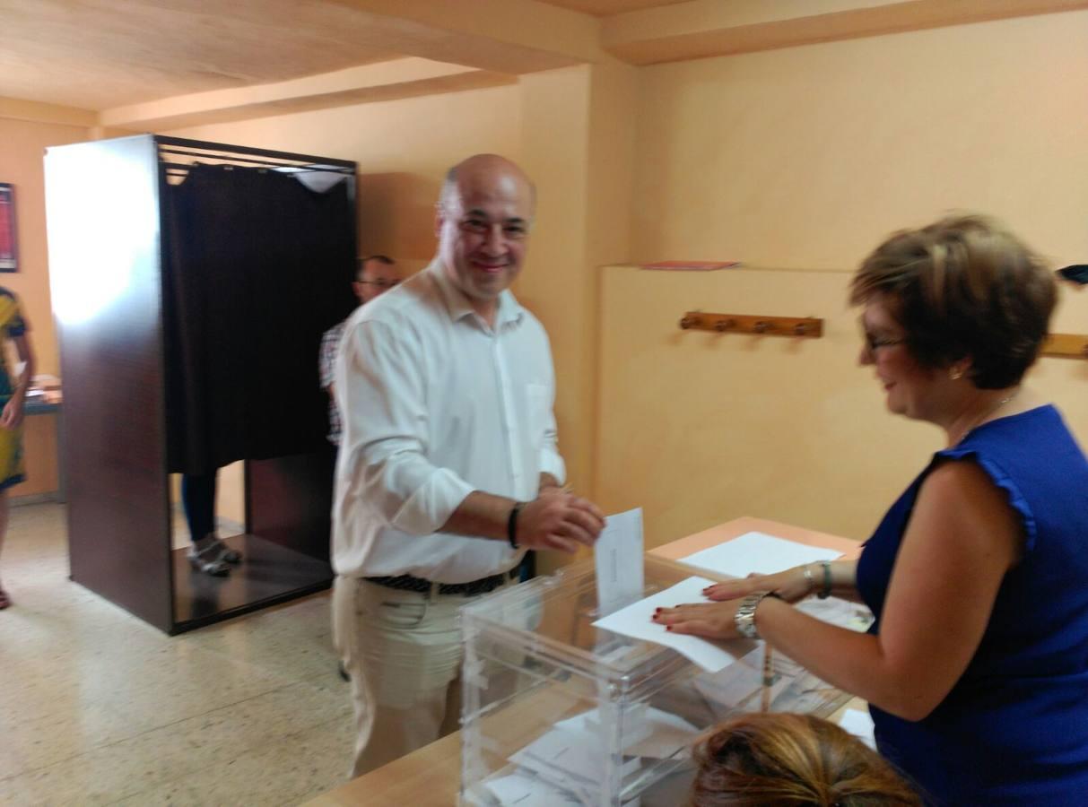 Los colegios cordobeses, del goteo a las colas en hora punta