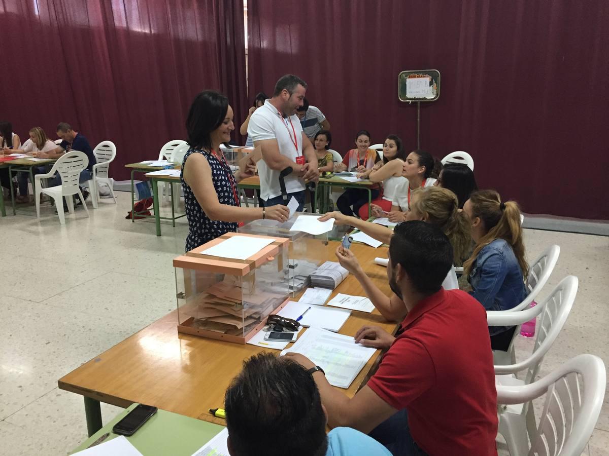 Los colegios cordobeses, del goteo a las colas en hora punta