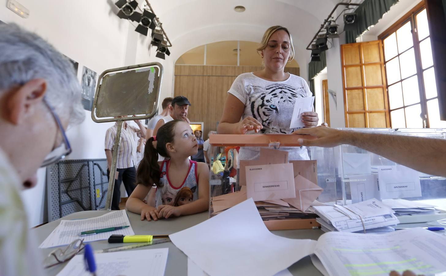 Los colegios cordobeses, del goteo a las colas en hora punta