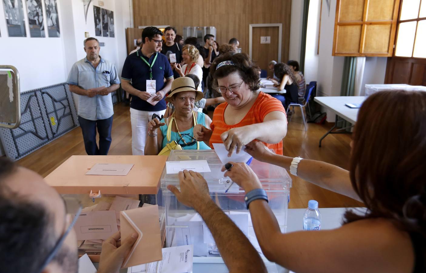 Los colegios cordobeses, del goteo a las colas en hora punta