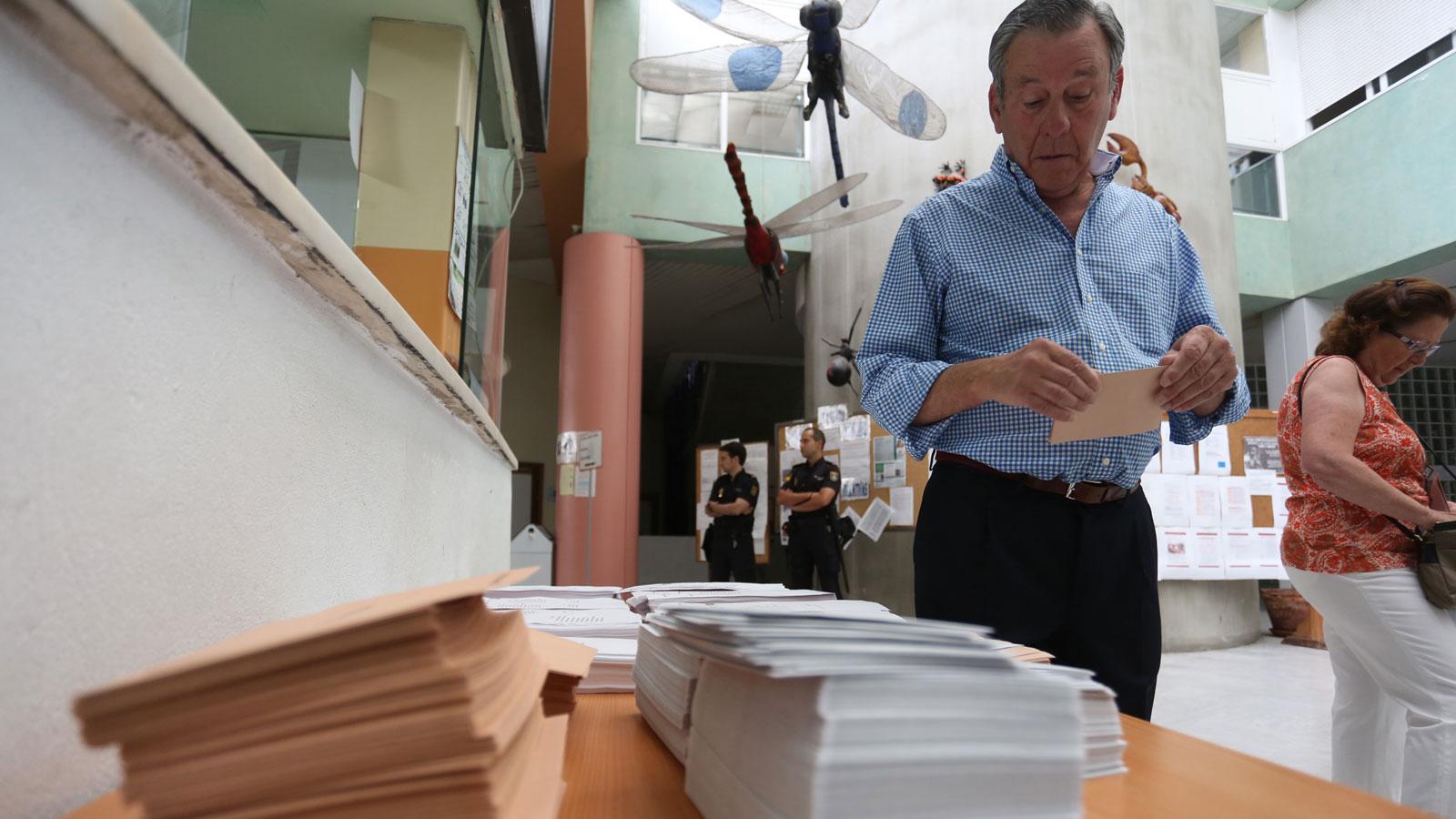 Los sevillanos ejercen su derecho al voto