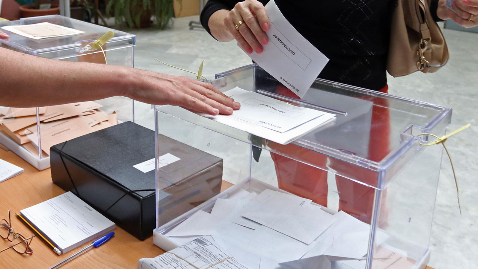 Los sevillanos ejercen su derecho al voto