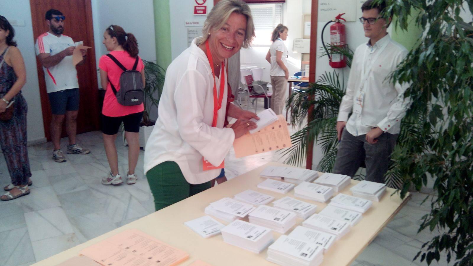 Los colegios cordobeses, del goteo a las colas en hora punta