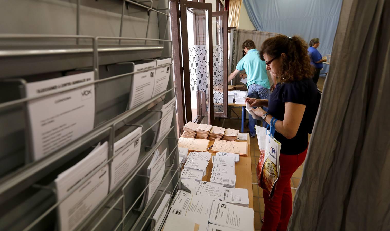 Los colegios cordobeses, del goteo a las colas en hora punta