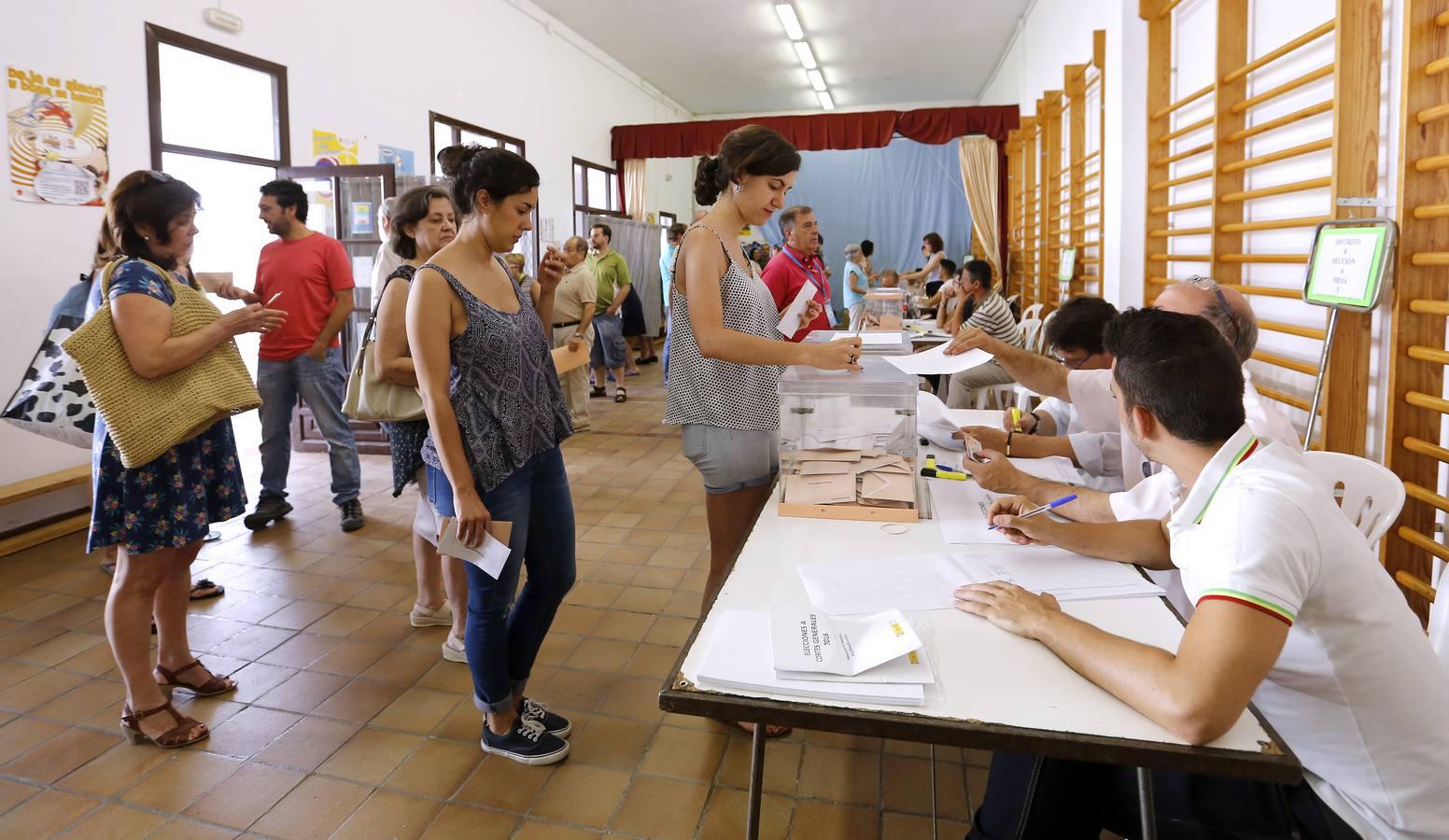 Los colegios cordobeses, del goteo a las colas en hora punta