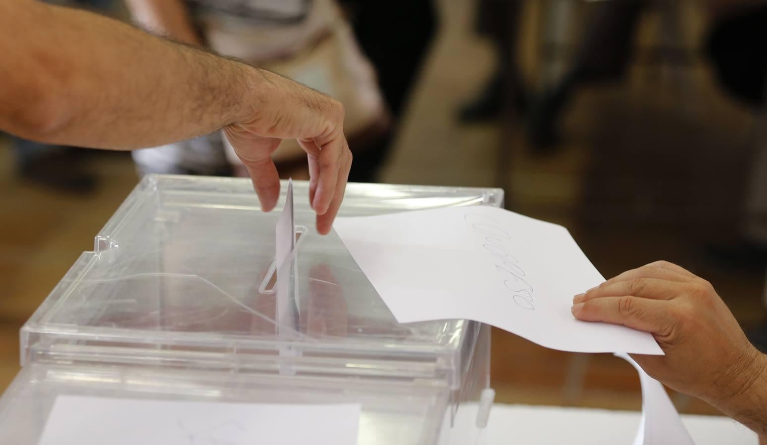 Los colegios cordobeses, del goteo a las colas en hora punta