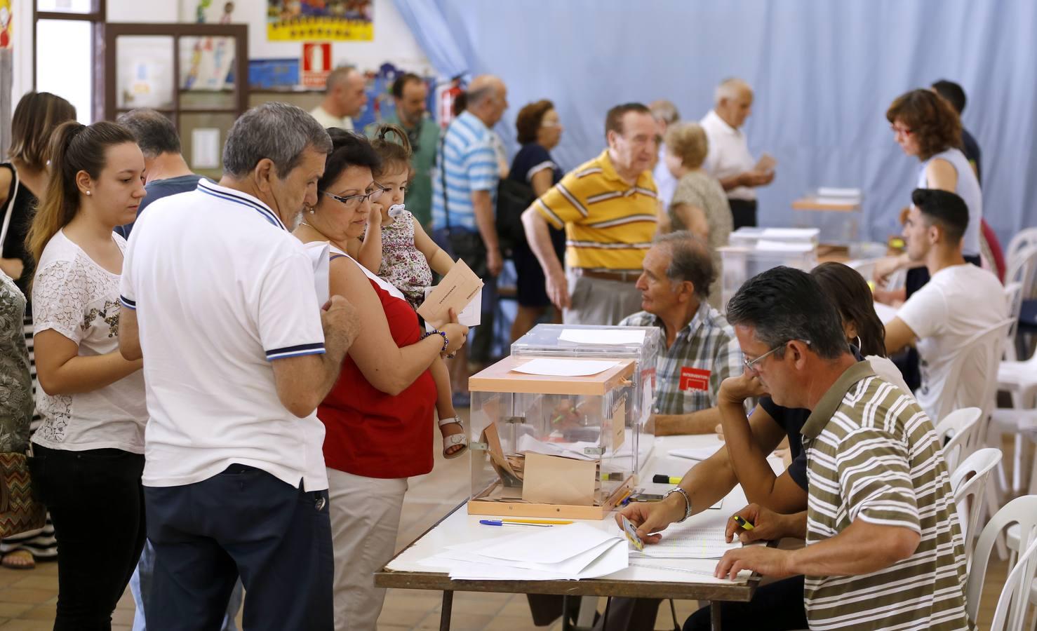 Los colegios cordobeses, del goteo a las colas en hora punta