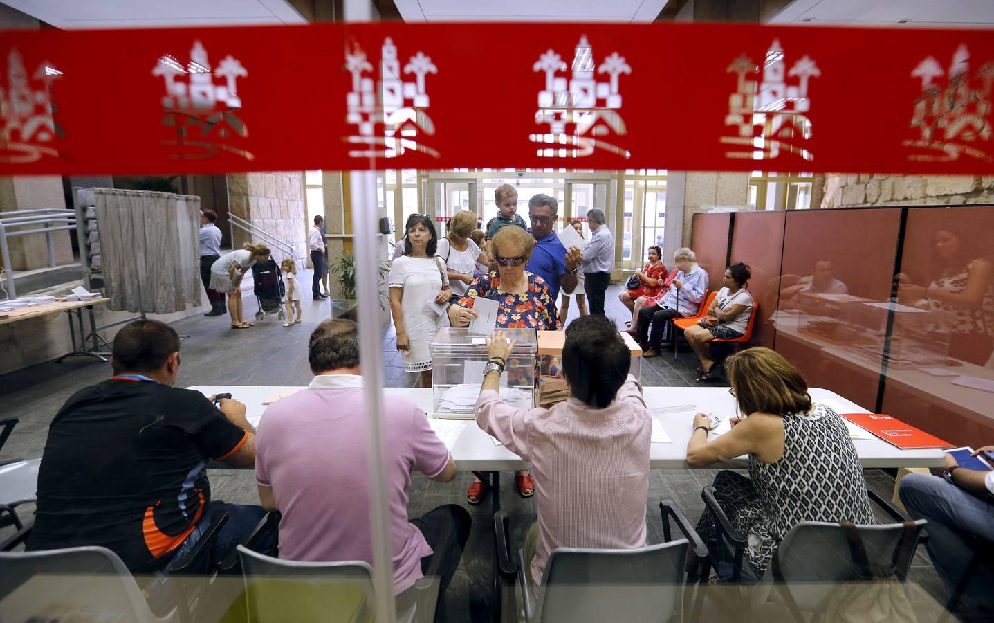 Los colegios cordobeses, del goteo a las colas en hora punta