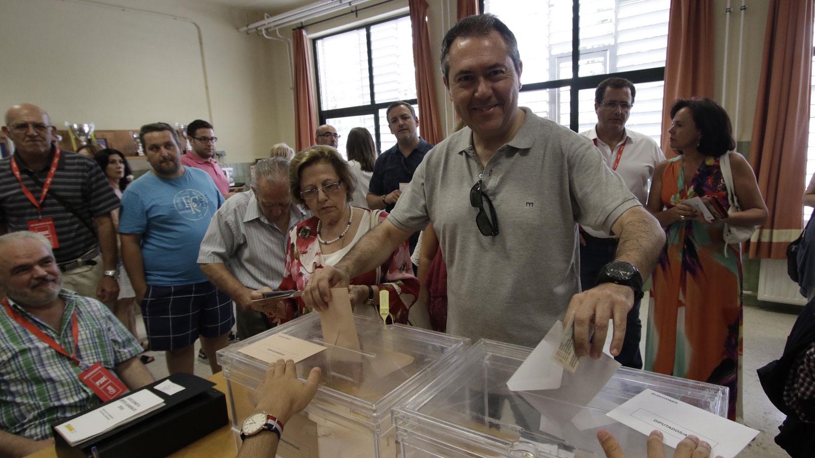 Los líderes políticos andaluces acuden a las urnas