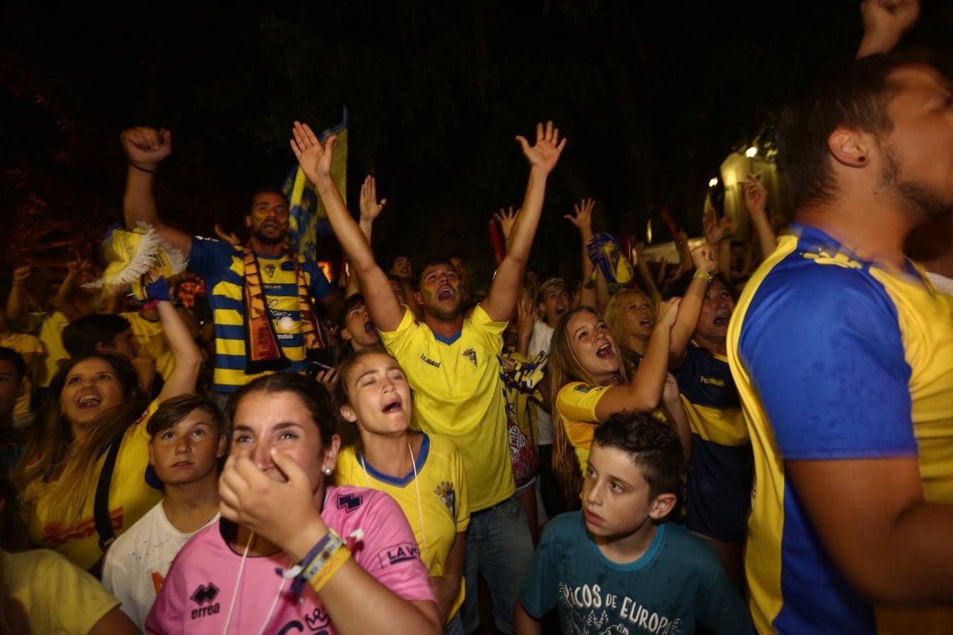 La afición del Cádiz celebra el ascenso a Segunda