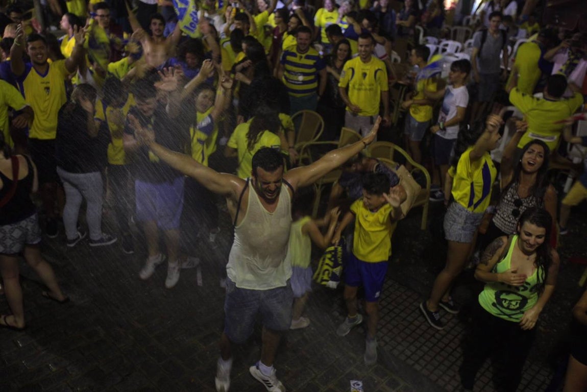 La afición del Cádiz celebra el ascenso a Segunda