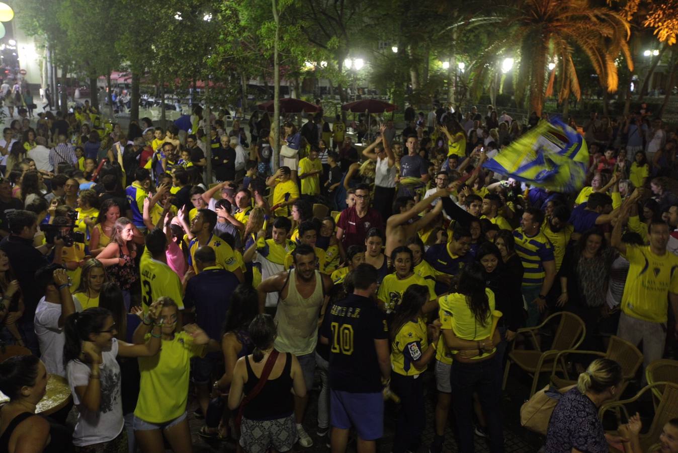 La afición del Cádiz celebra el ascenso a Segunda