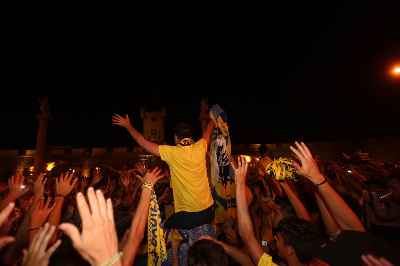 La afición del Cádiz celebra el ascenso a Segunda