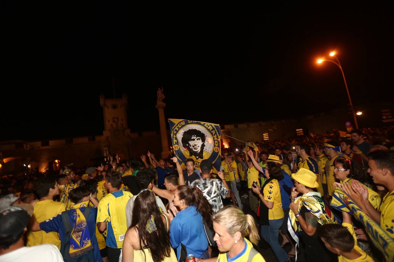 La afición del Cádiz celebra el ascenso a Segunda