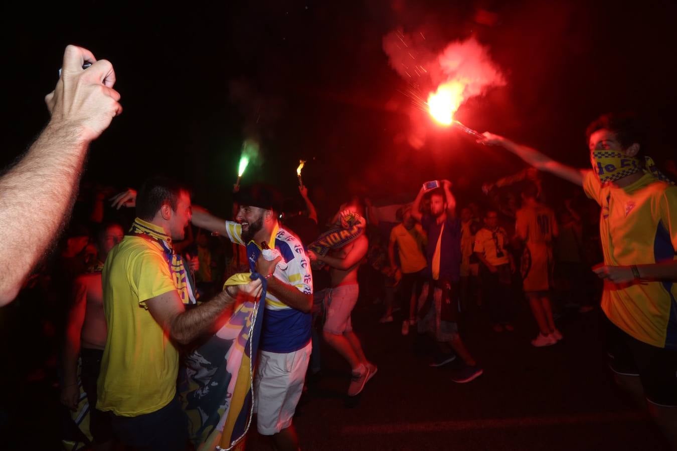 La afición del Cádiz celebra el ascenso a Segunda