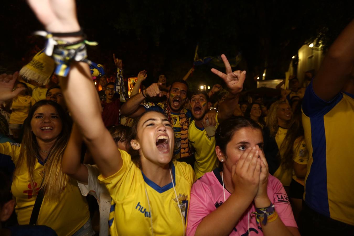 La afición del Cádiz celebra el ascenso a Segunda