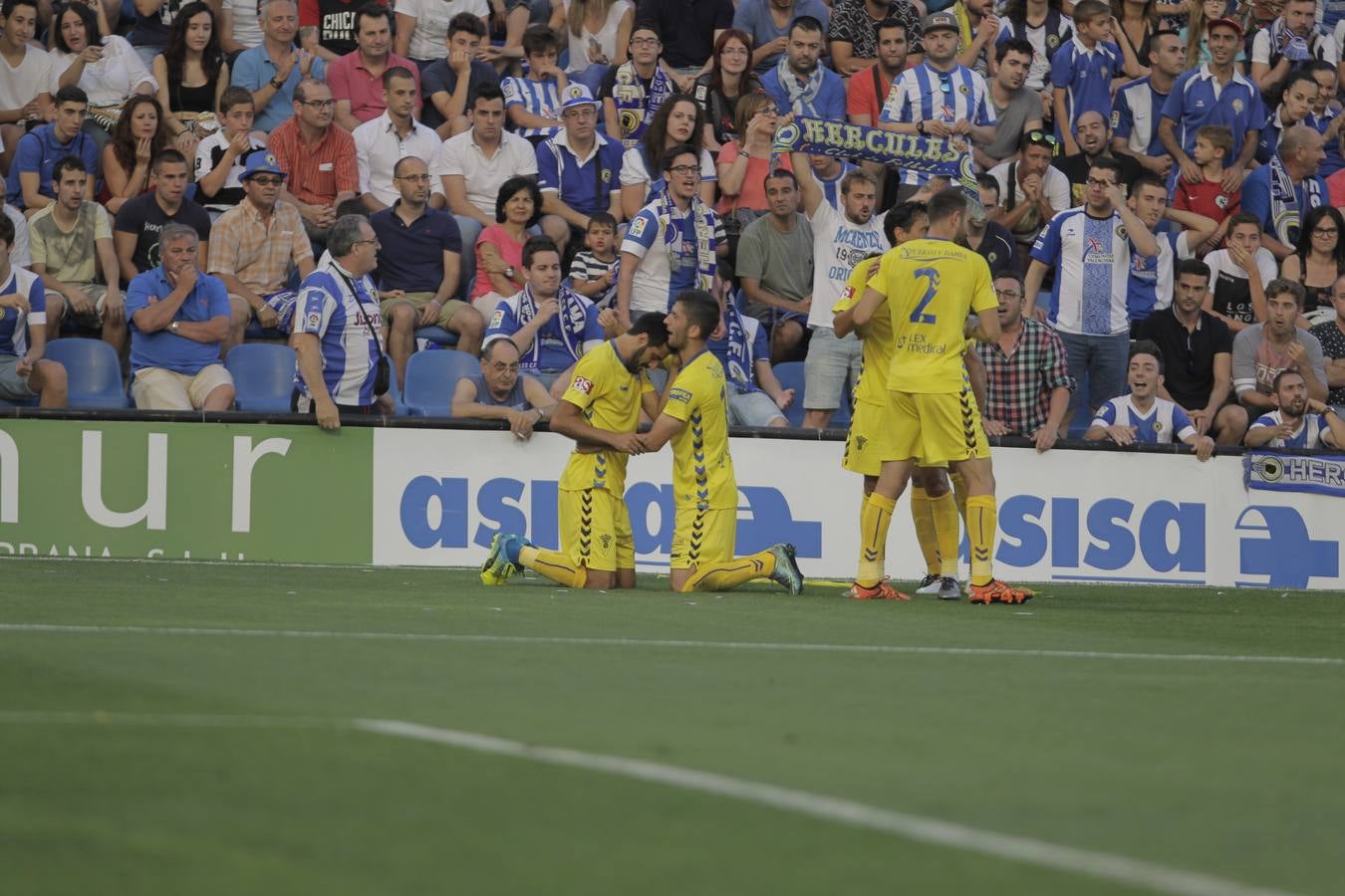 La fiesta de los jugadores en el Rico Pérez tras la victoria