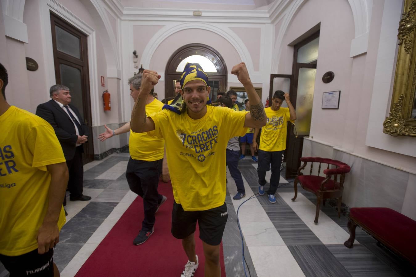 El Cádiz se da un baño de masas y visita el Ayuntamiento