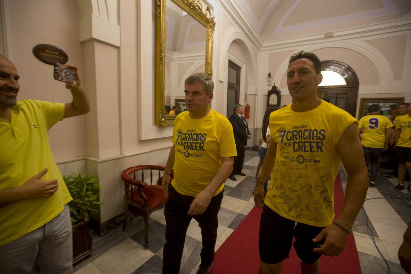 El Cádiz se da un baño de masas y visita el Ayuntamiento