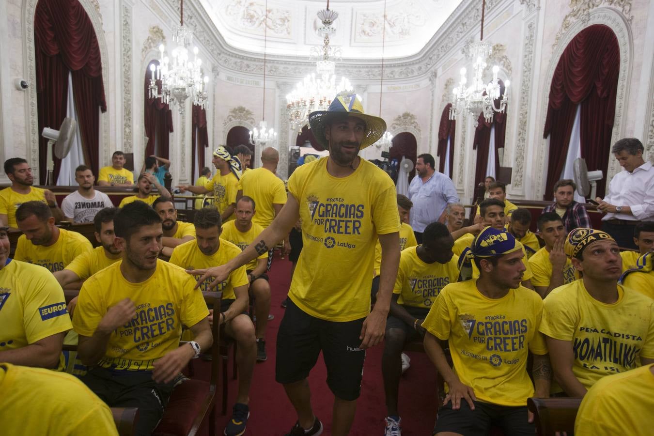 El Cádiz se da un baño de masas y visita el Ayuntamiento