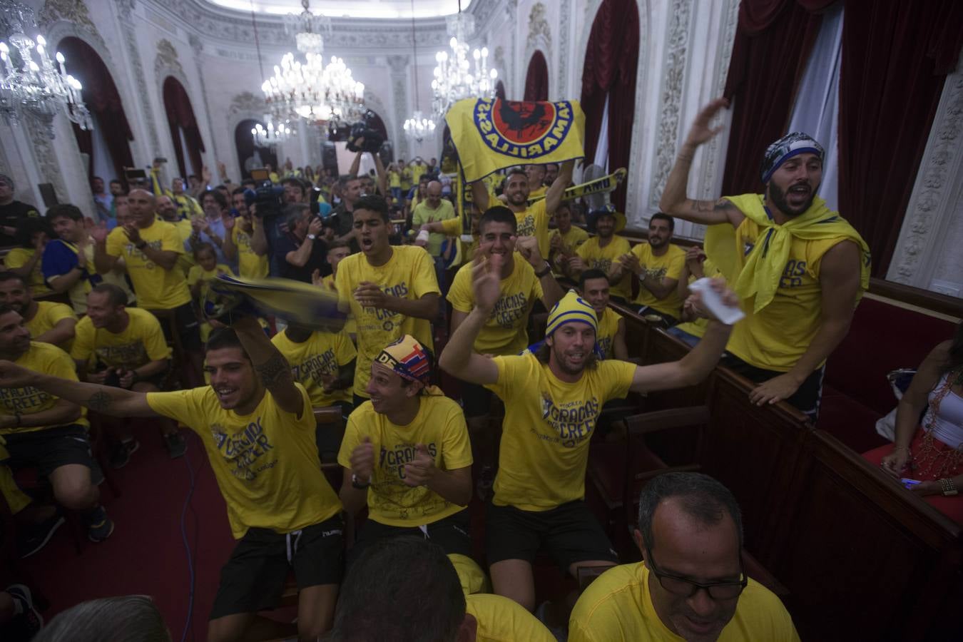 El Cádiz se da un baño de masas y visita el Ayuntamiento