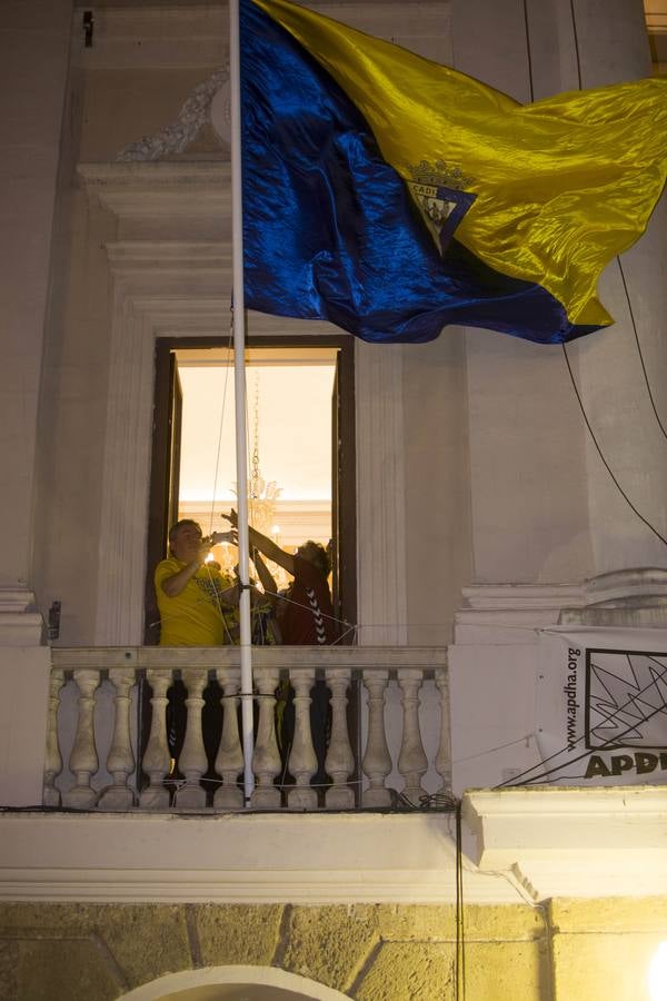 El Cádiz se da un baño de masas y visita el Ayuntamiento