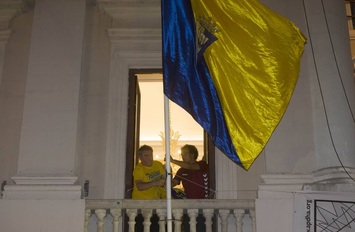 El Cádiz se da un baño de masas y visita el Ayuntamiento