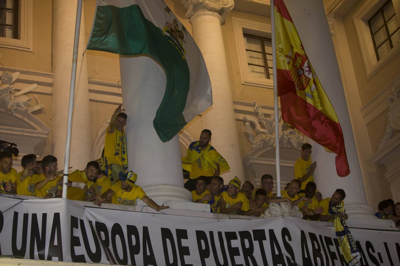 El Cádiz se da un baño de masas y visita el Ayuntamiento