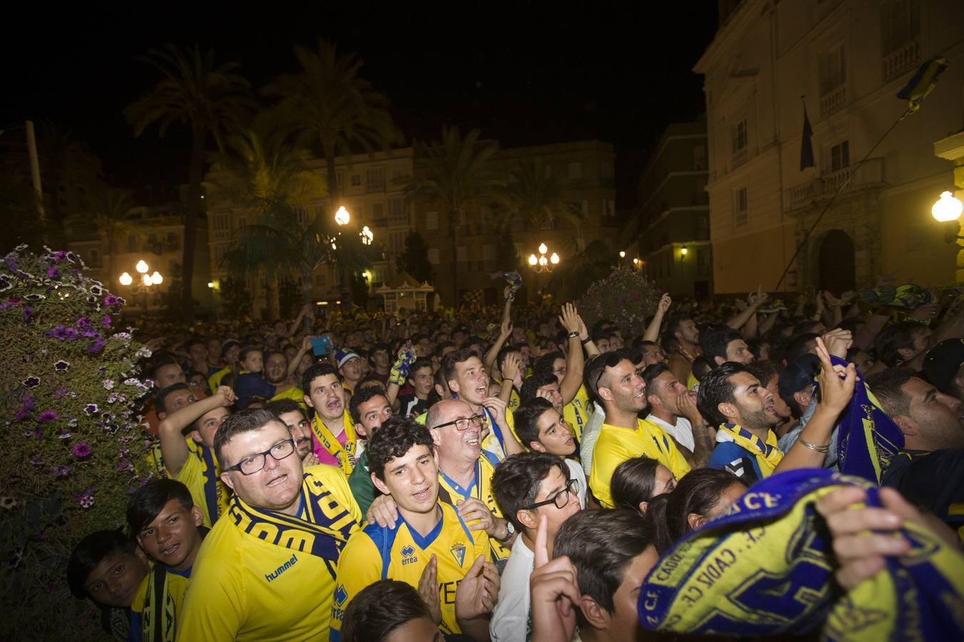 El Cádiz se da un baño de masas y visita el Ayuntamiento