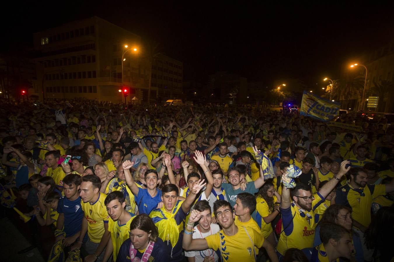 El Cádiz se da un baño de masas y visita el Ayuntamiento