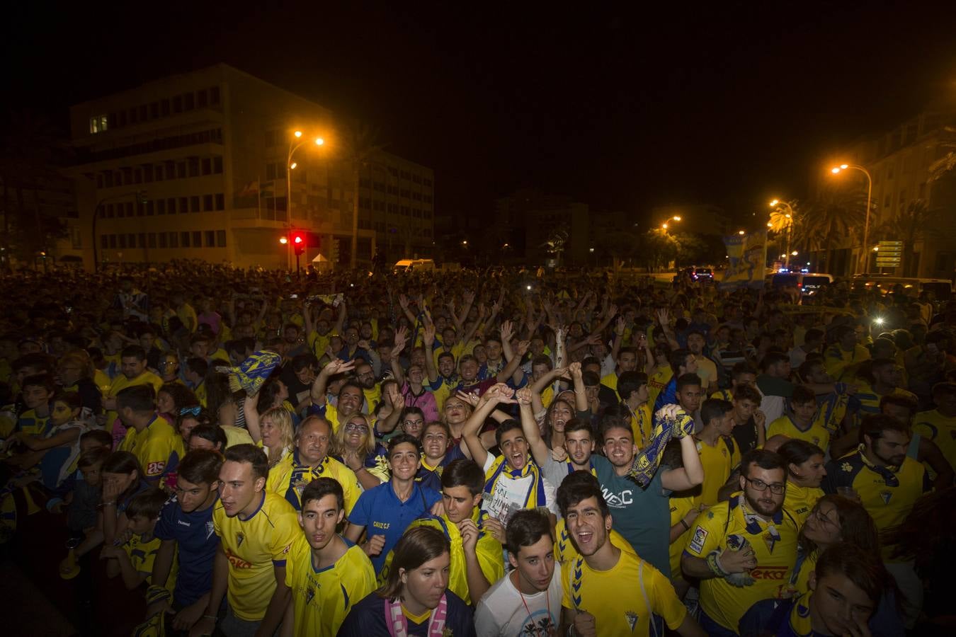 El Cádiz se da un baño de masas y visita el Ayuntamiento