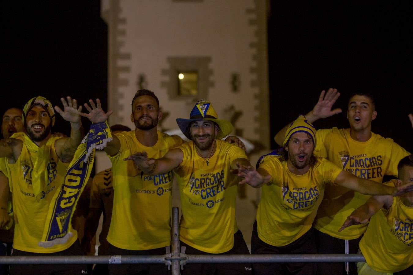 El Cádiz se da un baño de masas y visita el Ayuntamiento