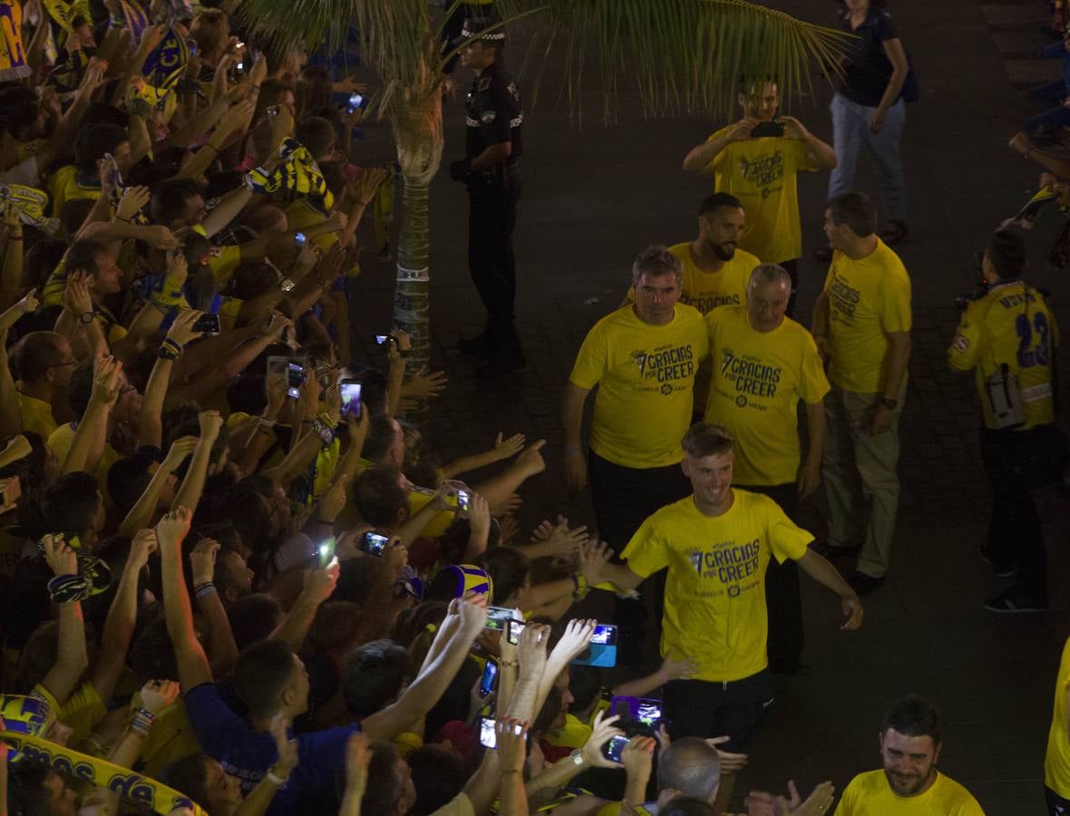 El Cádiz se da un baño de masas y visita el Ayuntamiento