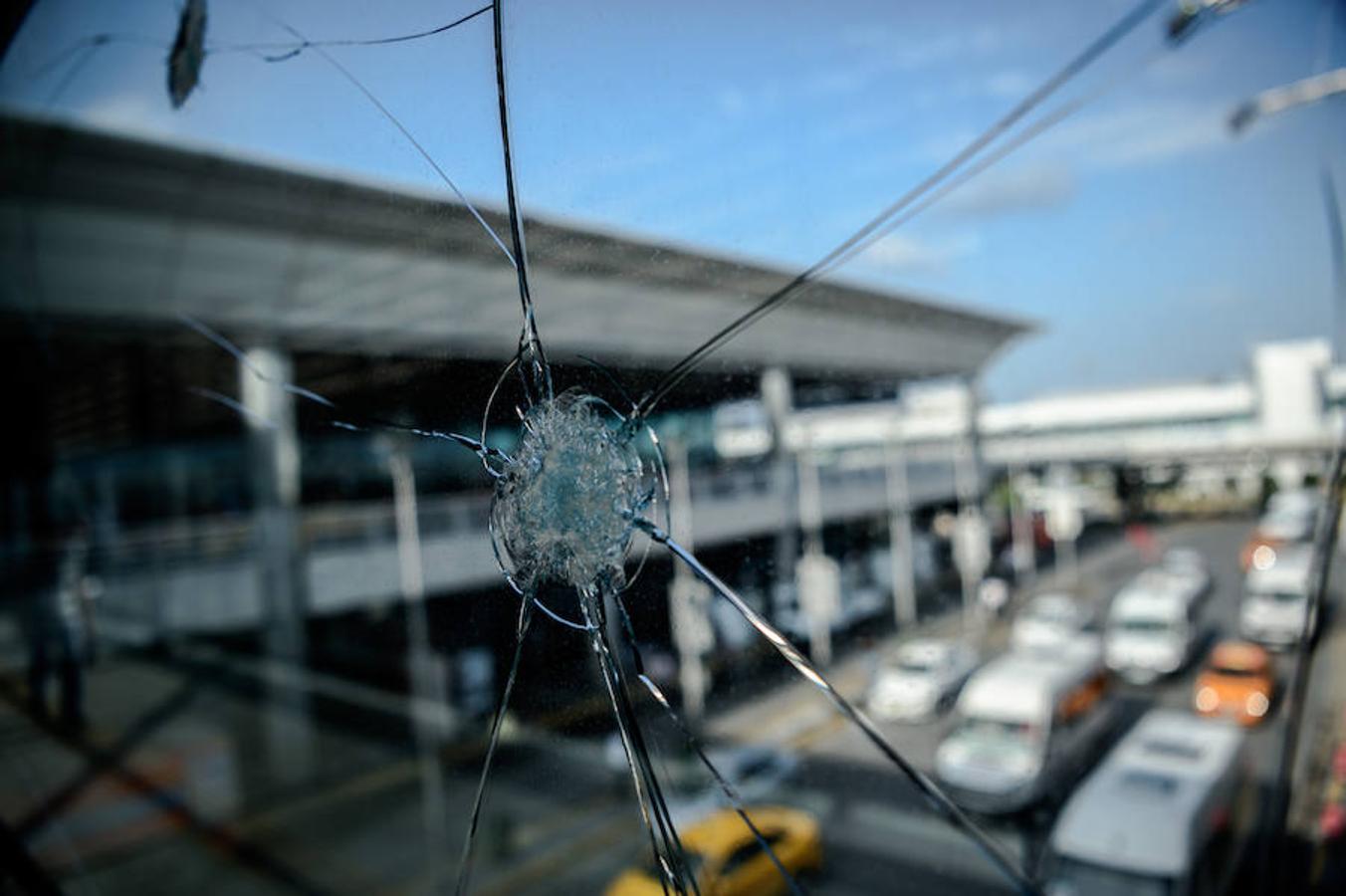 Los ventanales del aeropuerto han sufrido graves daños. 