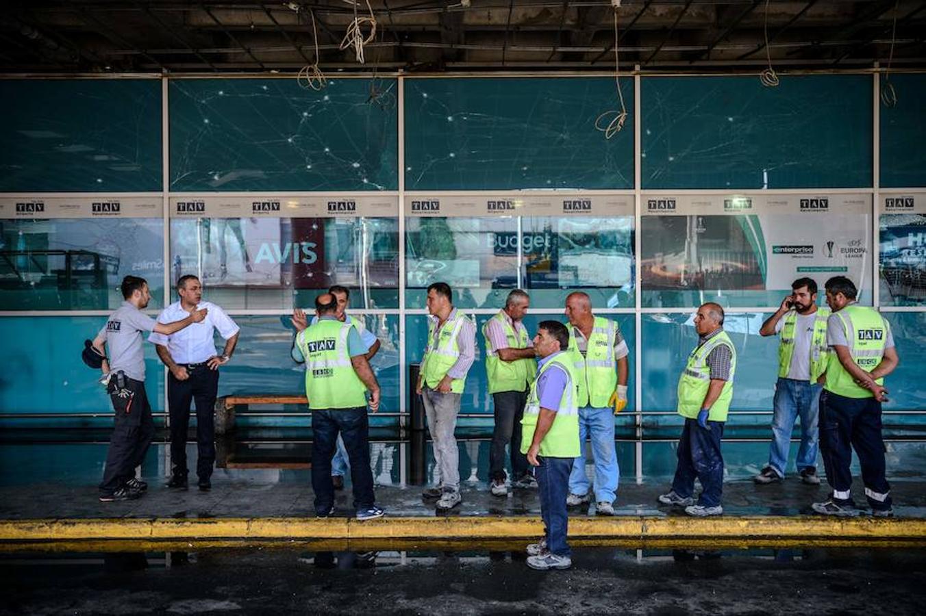 La mayoría de los vuelos al aeropuerto más grande de Estambul han sido cancelados. 