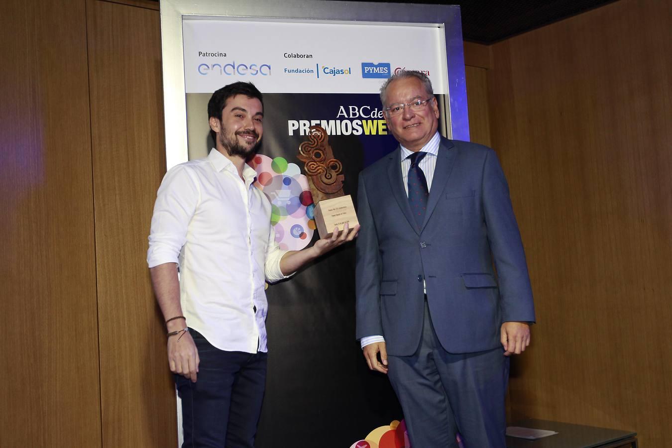 Juanma González Ruiz (Social Personal Shopper by Menbur) recibe el premio del público de manos de Álvaro Ybarra, director de ABC de Sevilla