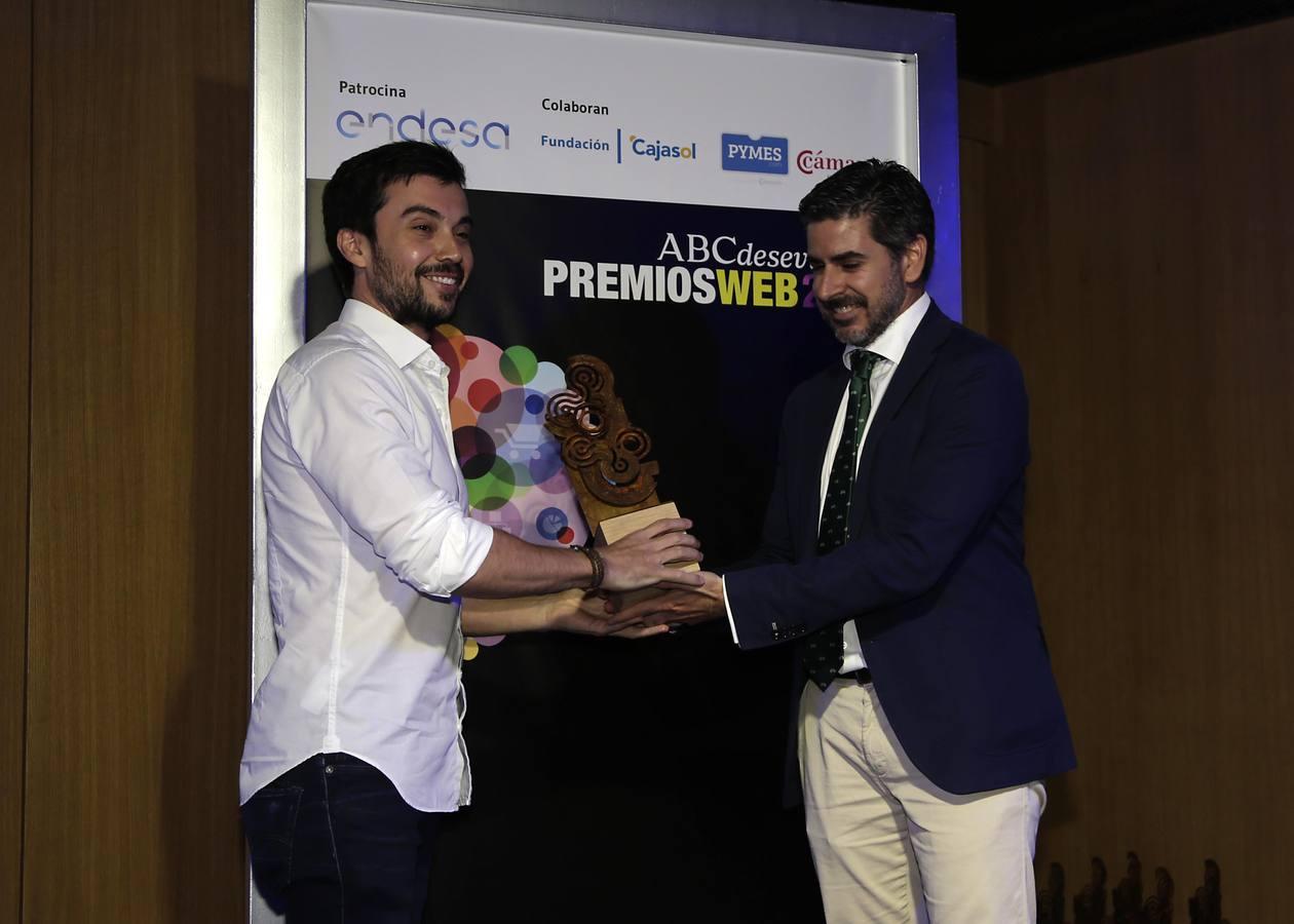 Juanma González Ruiz (Social Personal Shopper by Menbur) recibe el premio de Antonio G. Solís (INNN)