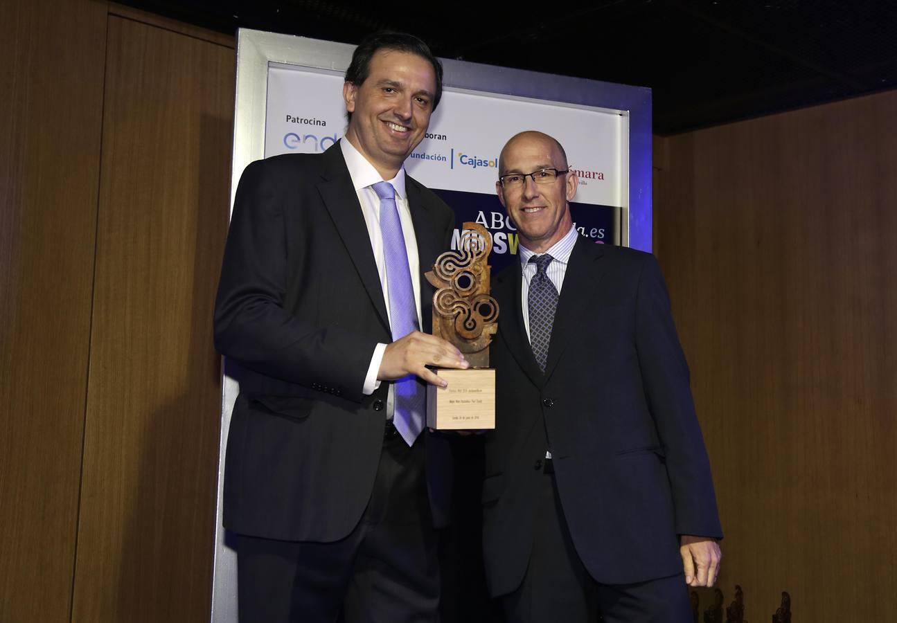 Juan Luis Pavón Herrera (Sevilla World ) recibe el premio de Manuel Contreras, subdirector de ABC