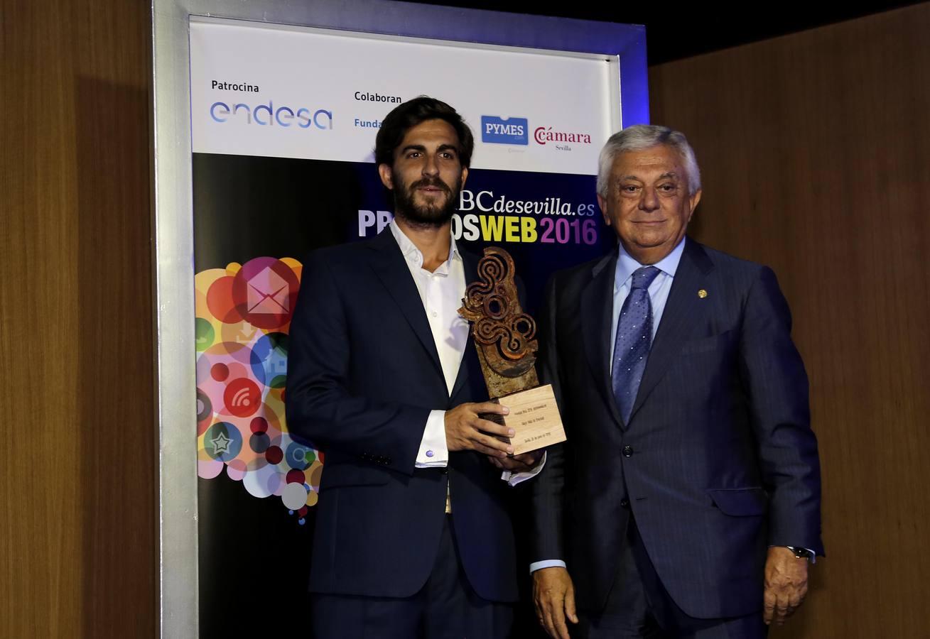 Francisco Herrero, presidente de la Cámara de Comercio, entrega el premio a Álvaro Álvarez Talegón (Multiplicalia)