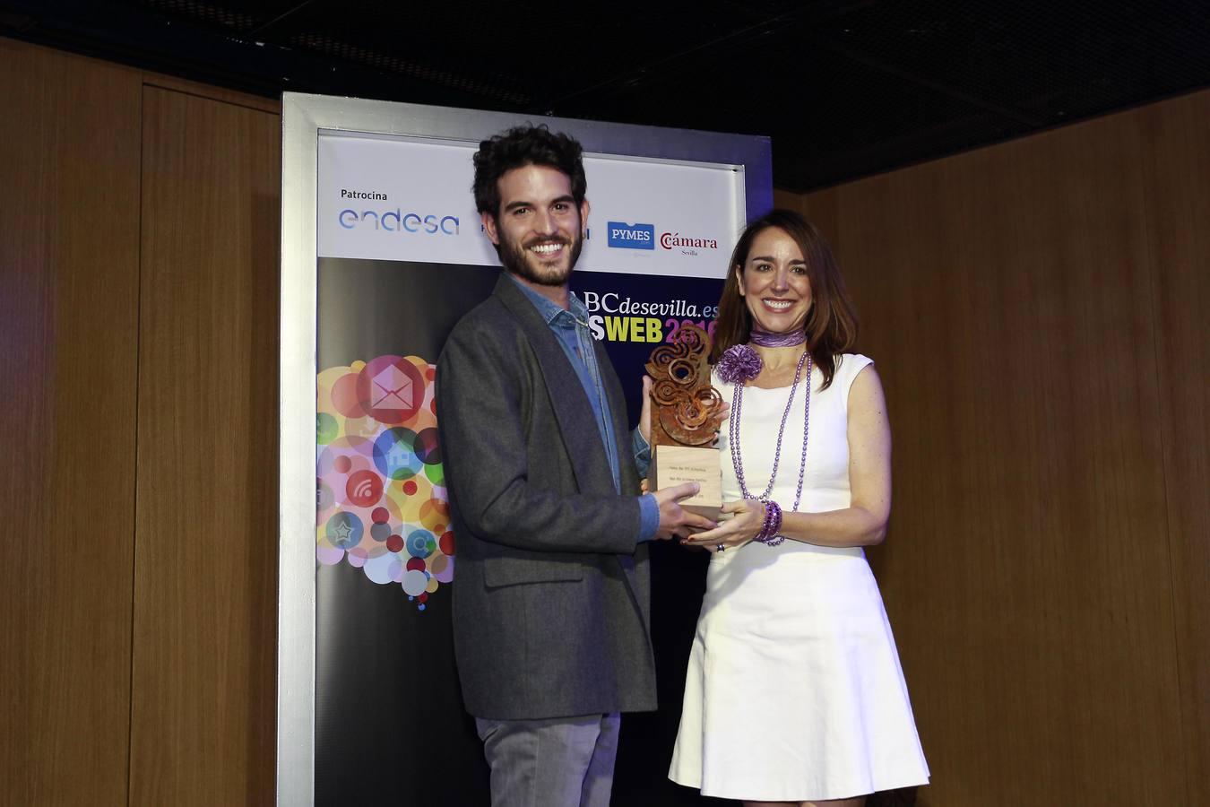 Víctor Martínez Arguis (Cribus) recibe el galardón de Rosa Santos, subdirectora adjunta de la Fundación Cajasol