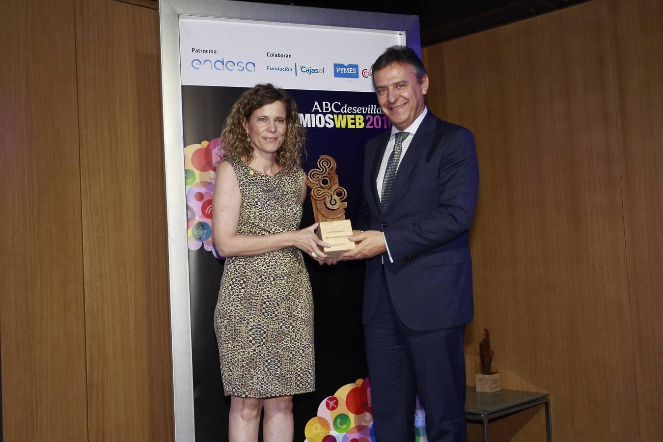 Francisco Arteaga Alarcón, director general en Andalucía y Extremadura de Endesa, entrega el premio a M. del Mar García Gordillo (U. de Sevilla)